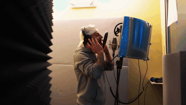 Mr. Stiv in studio di registrazione a registrare un singolo