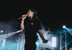 Sara Kane si esibisce