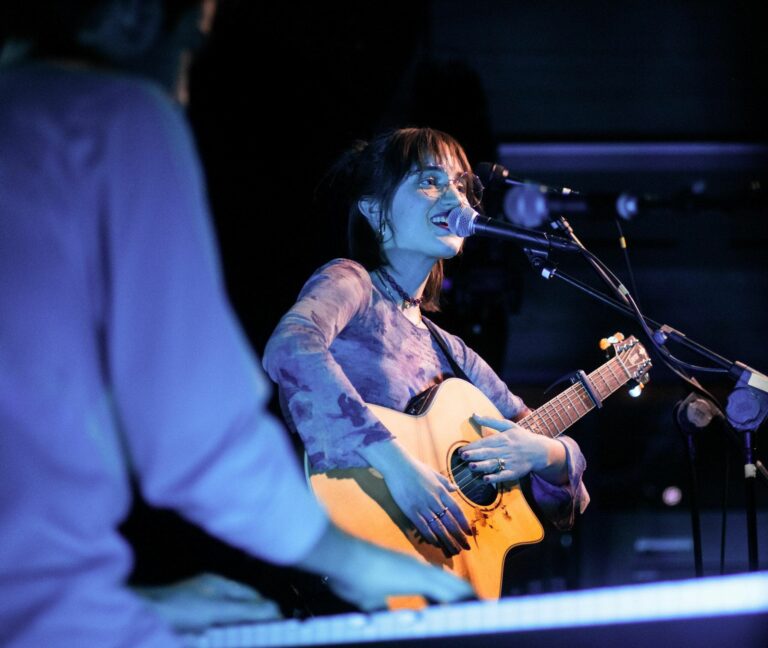 Marianna che suona la chitarra